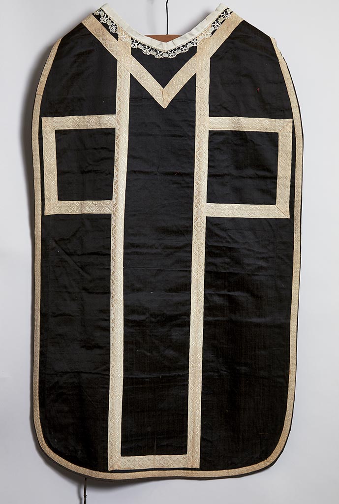 Ornement noir : chasuble, étole, bourse de corporal