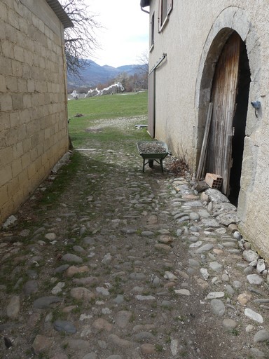 Cour caladée. Ferme du Villaret (Ribiers).