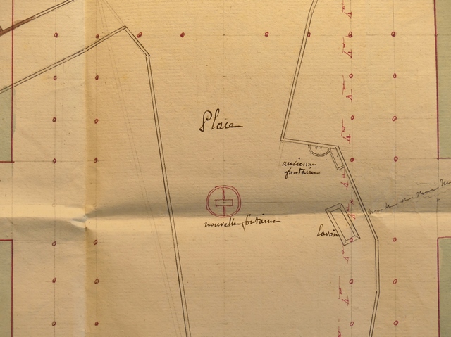 [Localisation de l'ancienne fontaine avec son lavoir et de la nouvelle fontaine sur le plan du projet de place publique, 1805.]