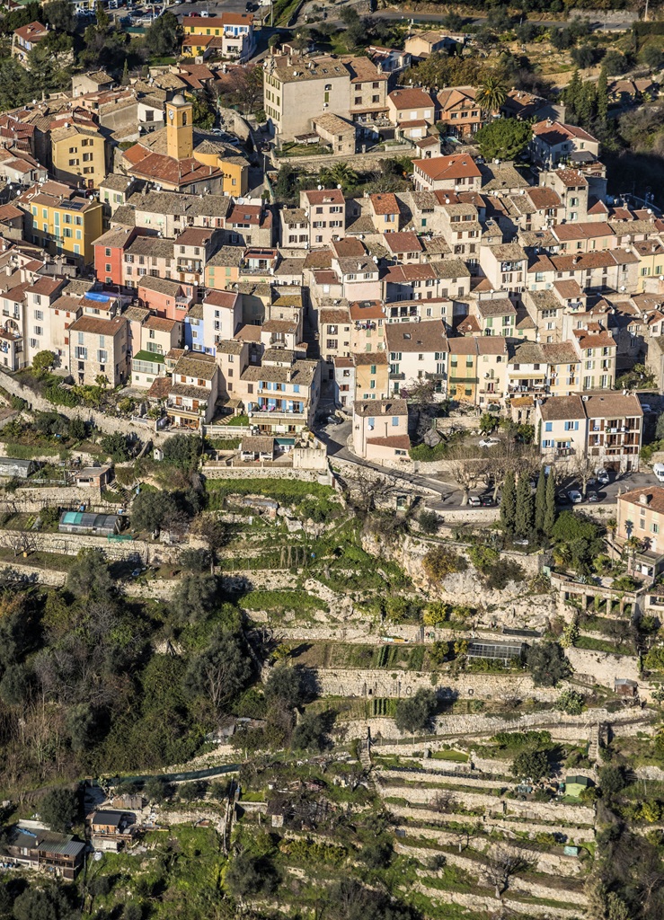 Village de Gattières et ses jardins en terrasses. Vue aérienne prise du sud-est.
