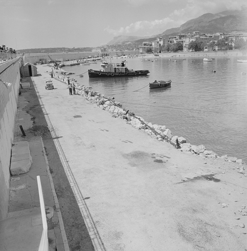 Port dit vieux-port de Menton.