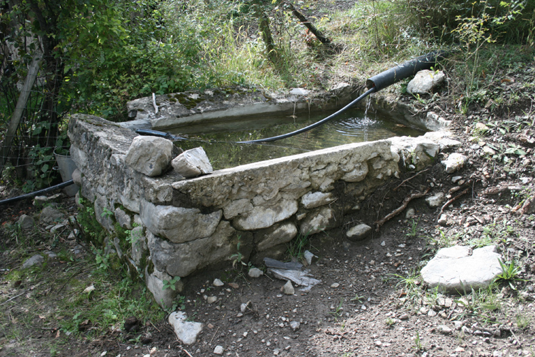 Ferme à Chaudon-Norante. Abreuvoir, lavoir ou réservoir ? Il est parfois délicat de trancher. L'usage complémentaire, successif et ponctuel pour telle ou telle tâche reste possible.