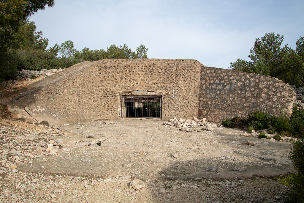 Position défensive de la plaine de Bonnieu, façade active de la casemate de flanquement Regelbau (H) 612.