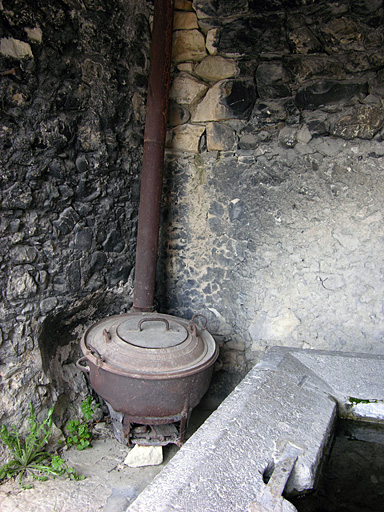 La Mure-Argens. La Mure. Le chaudron Rosière sur son foyer, à l'angle nord-ouest du lavoir couvert.