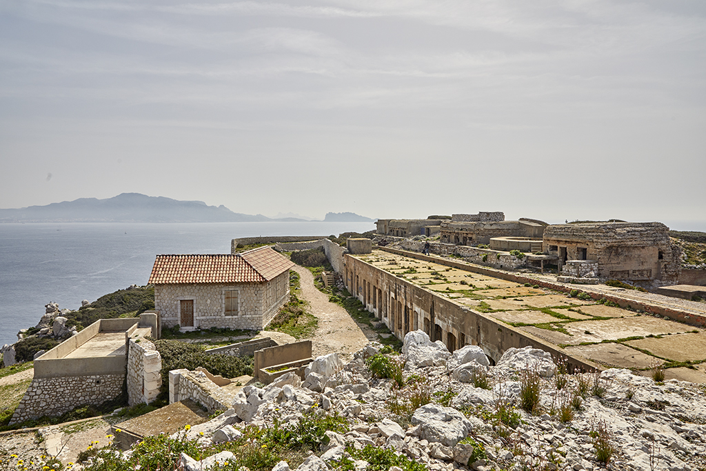 Ensemble de la batterie vue de la butte de l'ancien sémaphore, porte, logis du gardien, cour, casernement et batterie active 