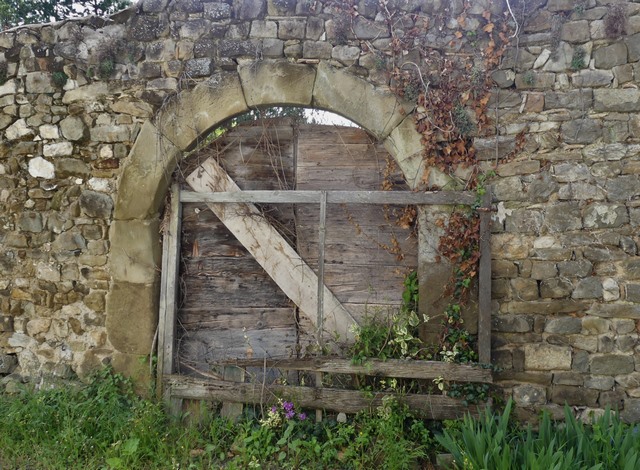 Dépendances agricoles. Elévation ouest, partie nord. Porte fenière en arc plein-cintre.