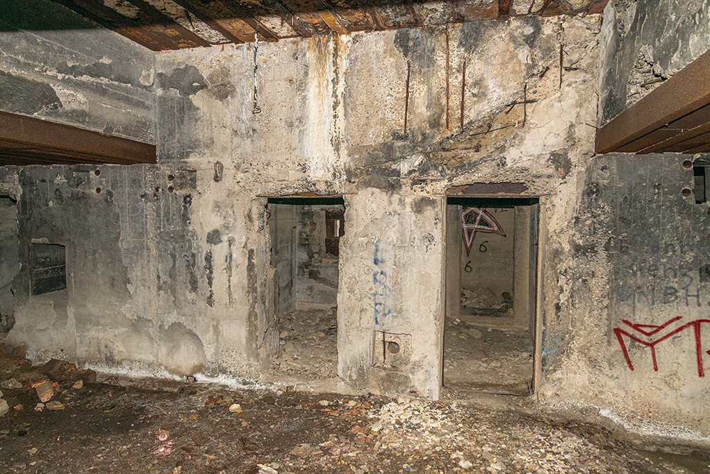 Poste de direction de tir type M 178, intérieur, salle principale du niveau 1 portes, d'entrée et de locaux annexes