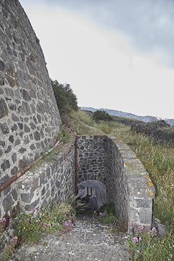 Escalier descendant aux souterrains casematés de l'avancée, sous la rampe d'accès