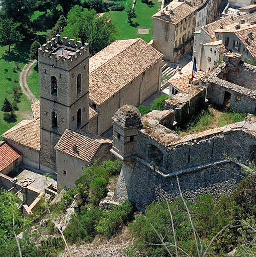 Porte 15, ouvrage 28. Vue plongeante de l'ouvrage 28 surplombant la porte est de la ville.