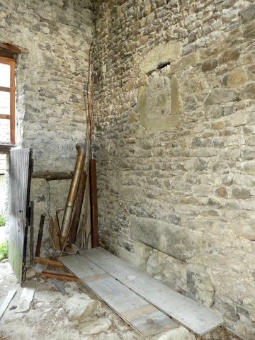 Rez-de-chaussée surélevé, fenil. Mur est, ouvertures (porte et fenêtre) murées.
