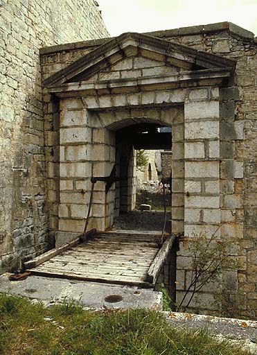 Porte du donjon. Vue extérieure, pont-levis en zig-zag ou à parallélogramme en position ouverte.