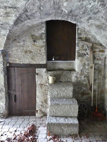 Bâtiment du logis. Premier étage de soubassement, porche couvert. Mur sud..
