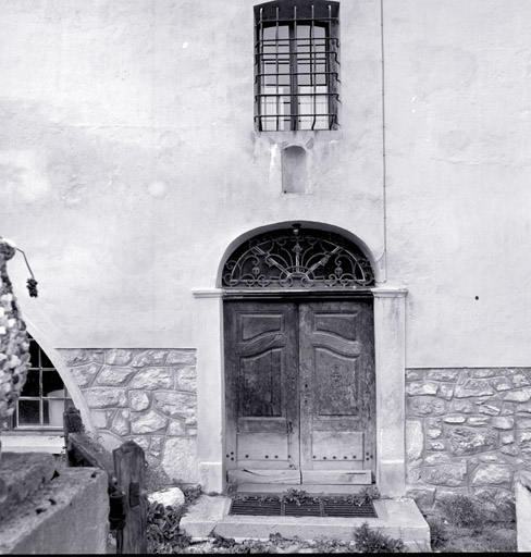 Façade antérieure sud. Porte d'entrée.