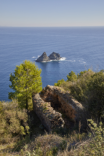 Vue plongeante des ruines du corps de garde.