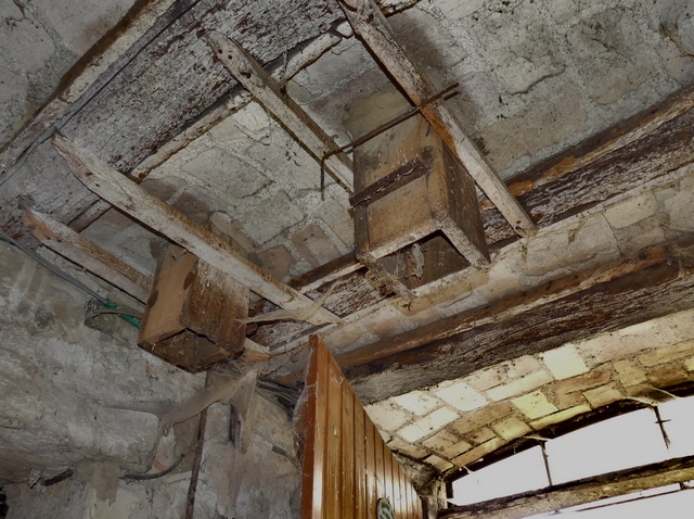 Bâtiment de la grange-étable. Etage de soubassement, étable ouest. Trémies des coffres à grains.