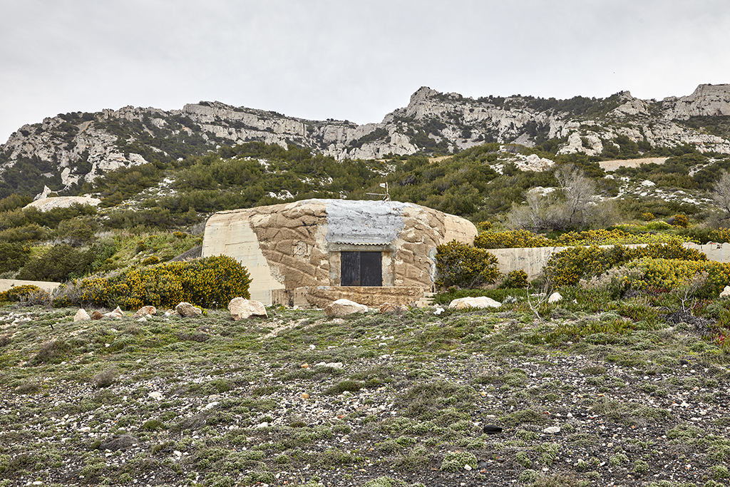 Secteur sud de la batterie, casemate Regelbau 669 n°4, façade active, embrasure et camouflage en ciment rocaillé