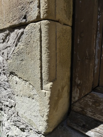 Elévation est, premier niveau. Porte du logis, détail du congé de la moulure.