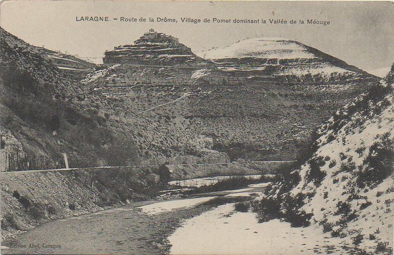 Laragne. Route de la Drôme. Village de Pomet dominant la vallée de la Méouge. Vers 1900.