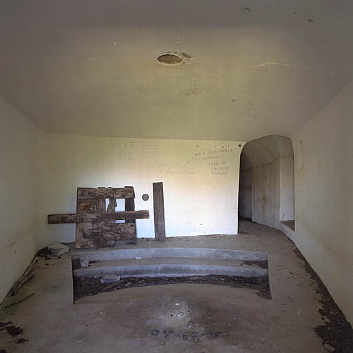 Ouvrage d'artillerie dit batterie Monte Agnelino : intérieur de l'un des postes de tir sous bloc, emplacement de la pièce d'artillerie.