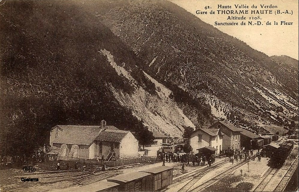 [Carte postale] Vue de l'ancienne chapelle Notre-Dame-de-la-Fleur, avec la gare, depuis le sud-est.