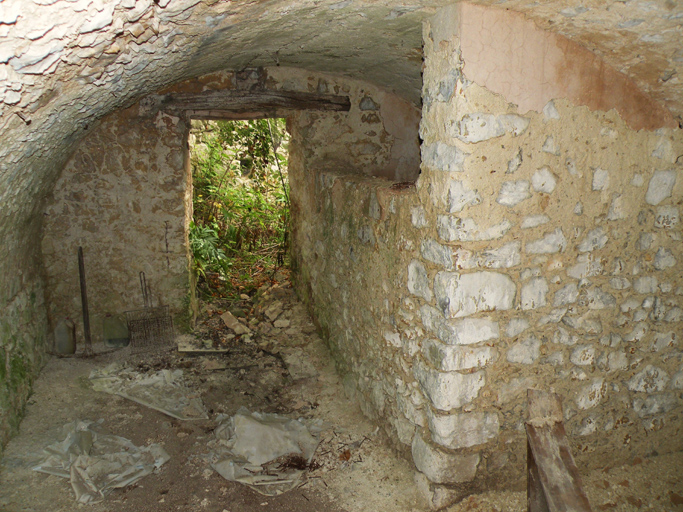 Boudouillon, parcelle 1980 F1 11. Cuve à bouillir maçonnée, installée dans l'angle d'un cellier.