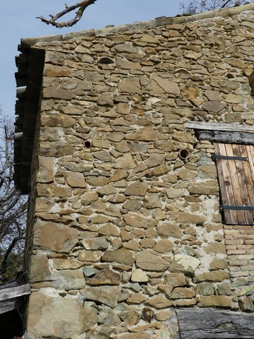Pignon sud, deuxième niveau. Trace de la surélévation.
