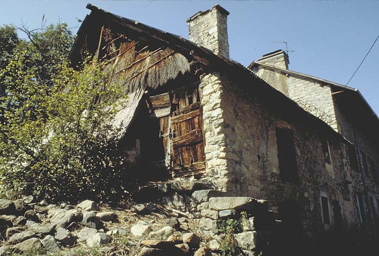 Pignon sud-est : la porte de la grange.