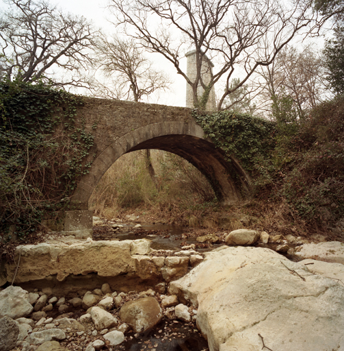 bastide, moulin à huile, puis moulin à ressence, actuellement moulin à huile et logement