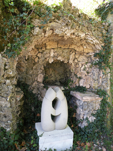 Grotte en rocaille de tuf.