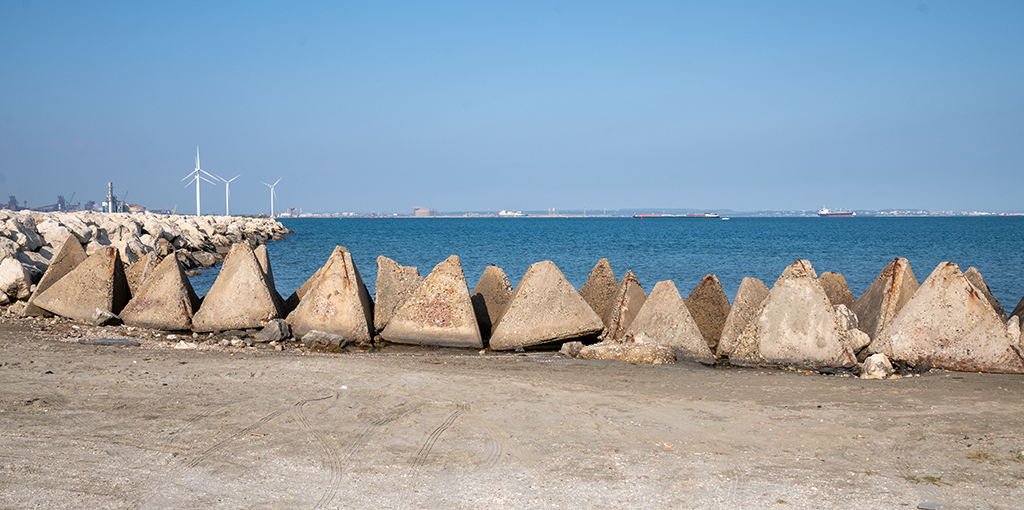Blocs pyramidaux pour barrage mobile anti-char à l'entrée de la jetée.