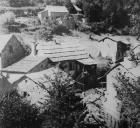 Vue du hameau de La Béouge, prise du sud-est, années 1930. Remarquez au premier plan les vestiges d'une couverture en chaume de seigle ; les autres toits sont en planches de mélèze.