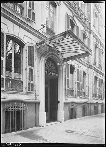 hôtel de voyageurs dit Hôtel Steimel puis Hôtel d'Albion puis Hôtel Ellington, actuellement Hôtel Apollinaire