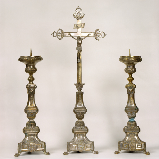 garniture d'autel composée de six chandeliers d'autel et d'une croix d'autel
