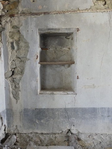 Rez-de-chaussée surélevé, logis. Mur sud, petit placard-niche.