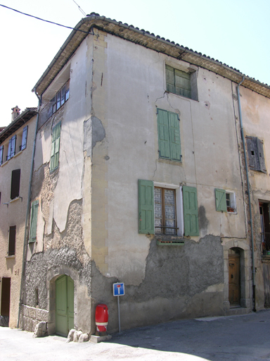 Barrême, parcelle H263, place des Tilleuls. Maison à logis entre fonctions agricoles et façade de type A1, datée 1786.