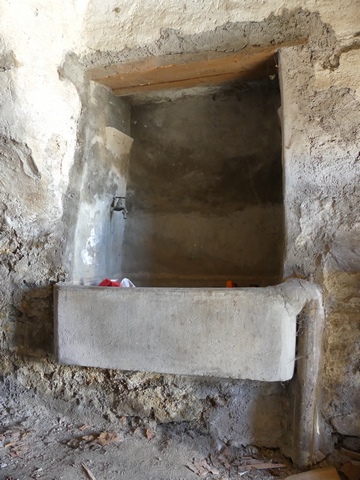 Etage de soubassement, étable. Mur sud, niche accueillant un bassin.