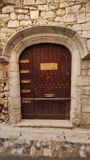 Maison (2022 AY 111). Porte du logis avec encadrement en pierre de taille calcaire avec un arc en anse-de-panier mouluré. 