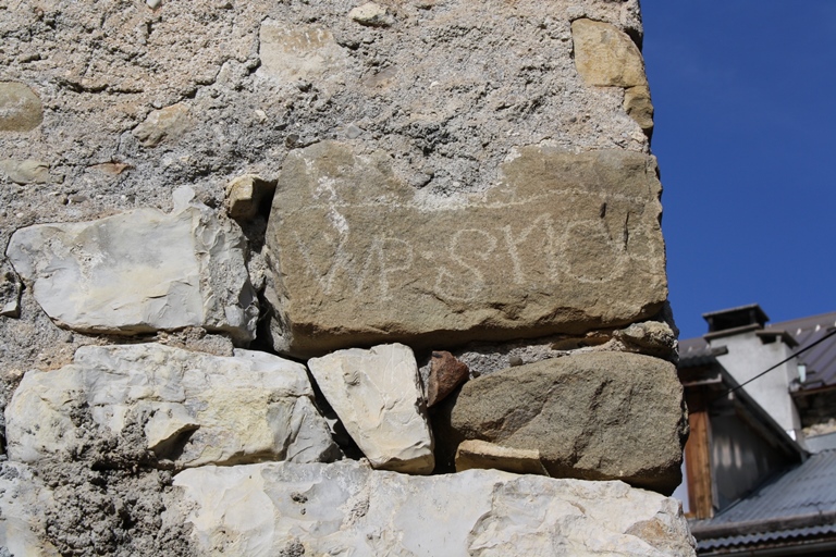 Le Village (quartier du Riou). Date portée sur une chaîne d'angle (parcelle E 64) : "WP.S1704".