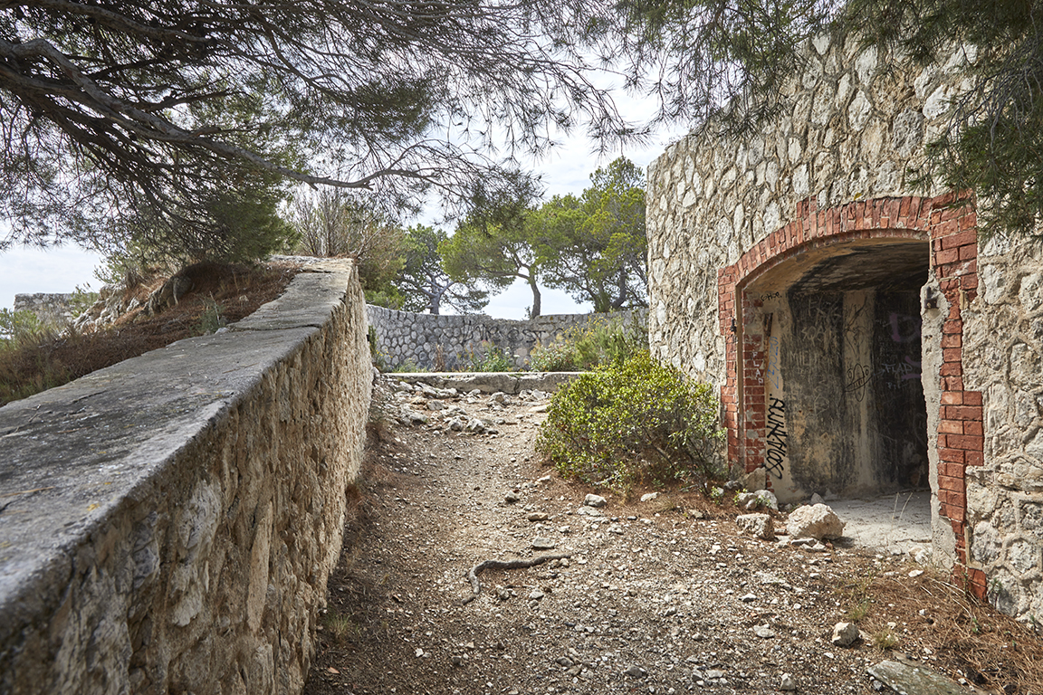 Aboutissement supérieur de la rampe d'accès aux plates formes de mortiers et niche du monte-charge desservant les souterrains.