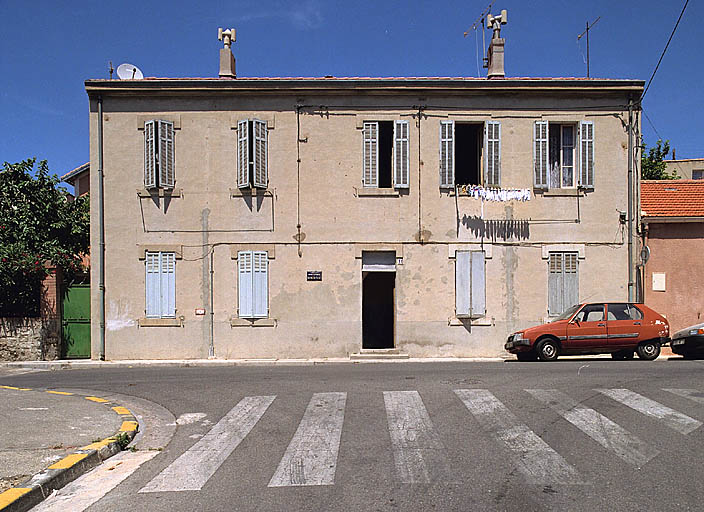 ensemble de deux maisons et un immeuble, du lotissement de la Falaise