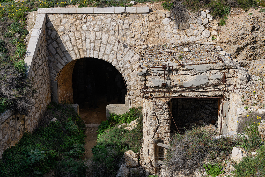 Débouché extérieur Est du tunnel traversant le corps de garde, amorce de la rue et abri bétonné