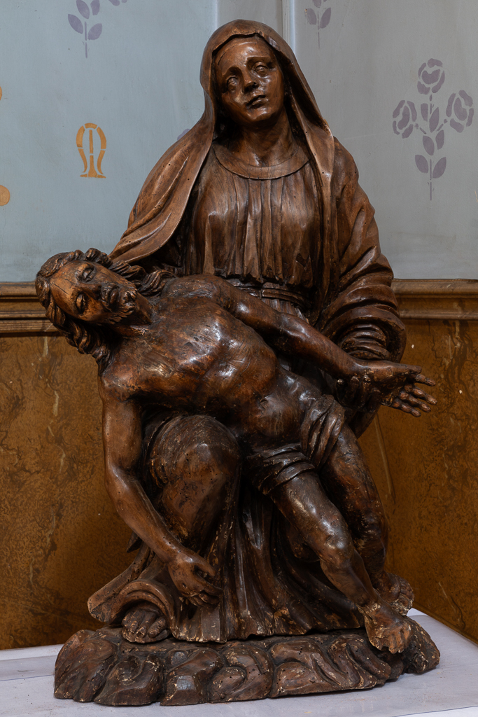Groupe sculpté relié : Pietà