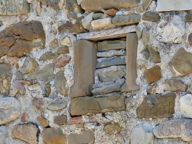 Bâtiment du logis. Elévation ouest, second niveau. Jour muré remployant des éléments de traverses chanfreinées.