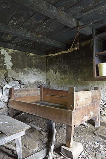 Exemple de lit de berger (cabane de Sangraure, Villars-Colmars). Au-dessus, la tringle.