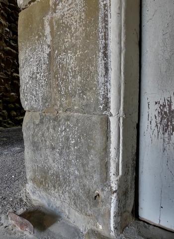 Partie ouest. Elévation ouest, premier niveau. Porte du logis, détail du piédroit mouluré.