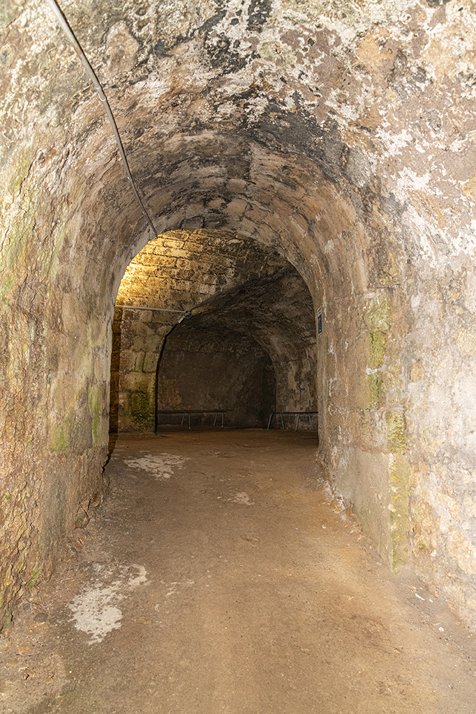 Détail intérieur du demi-bastion de droite, intérieur de la rampe voûtée montant à son débouché dans la salle casematée d'étage