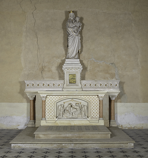 Ensemble de l'autel secondaire de la Vierge : autel, tabernacle, gradin d'autel, deux degrés d'autel, statue de la Vierge à l'Enfant, trois bas-reliefs