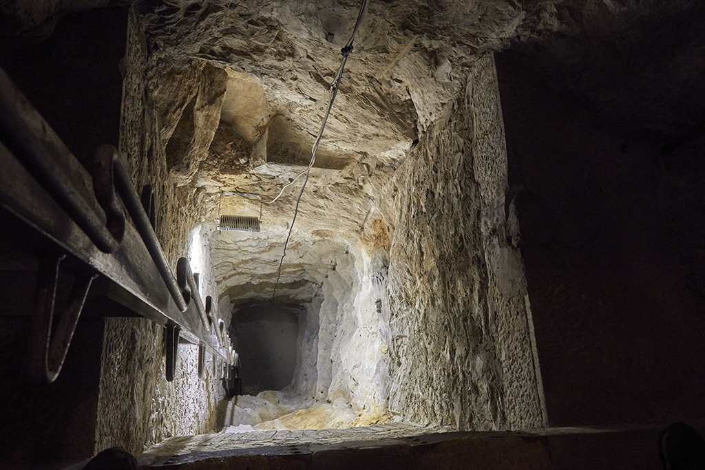 Puits du 1er monte-charge dans la 2e branche de galerie du souterrain caverne