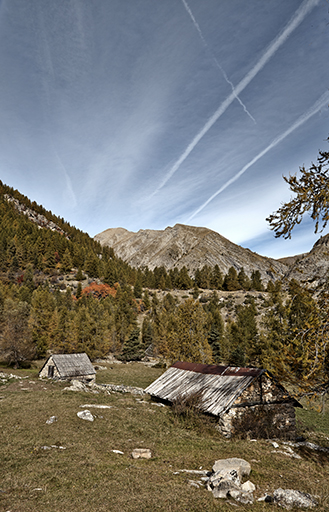 entrepôts agricoles ;  abris troglodytiques ; cabanes pastorales ; ensembles pastoraux