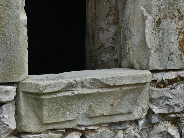 Elévation ouest, second niveau. Baie chanfreinée, détail de l'appui saillant.